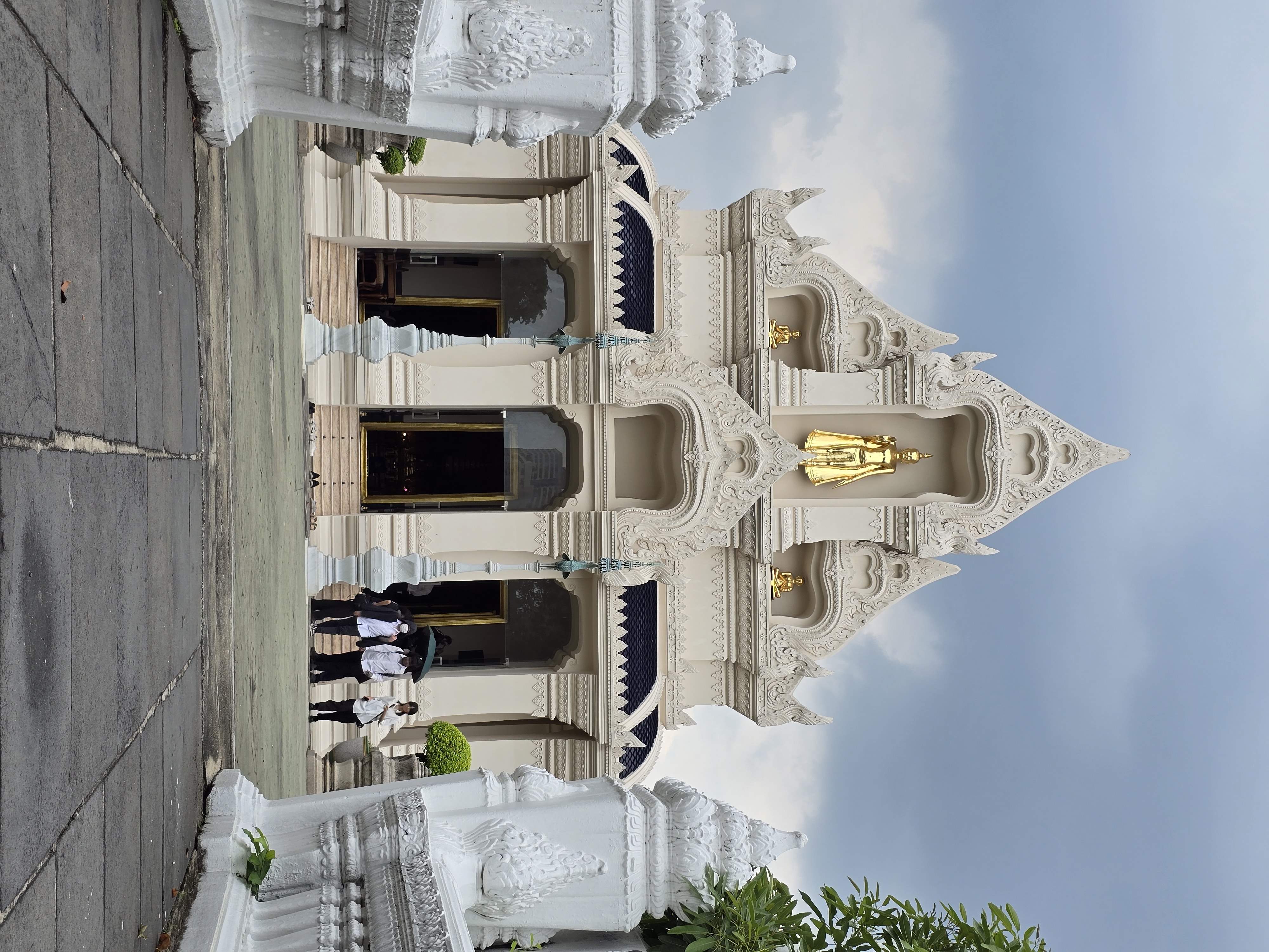 พระอุโบสถและเจดีย์